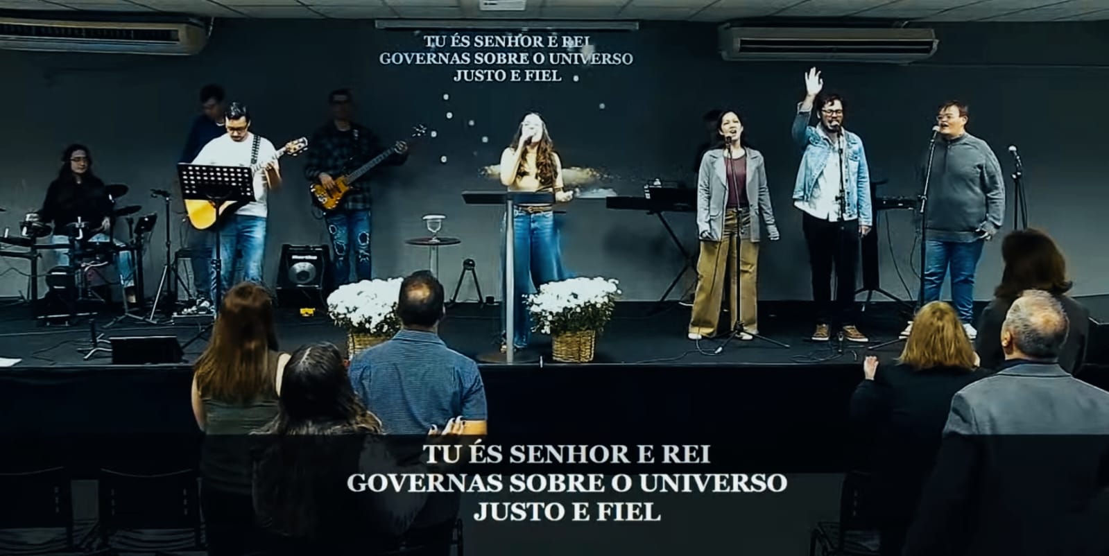Banda de louvor e congregação em adoração na YAH Church