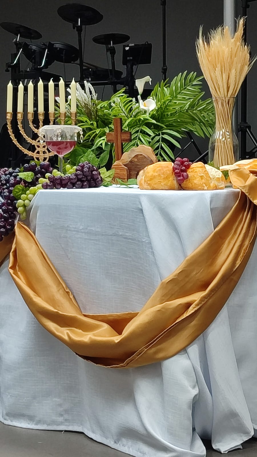 Mesa da Santa Ceia preparada para o culto de celebração