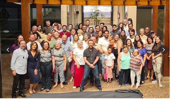 Membros da YAH Church reunidos em comunhão