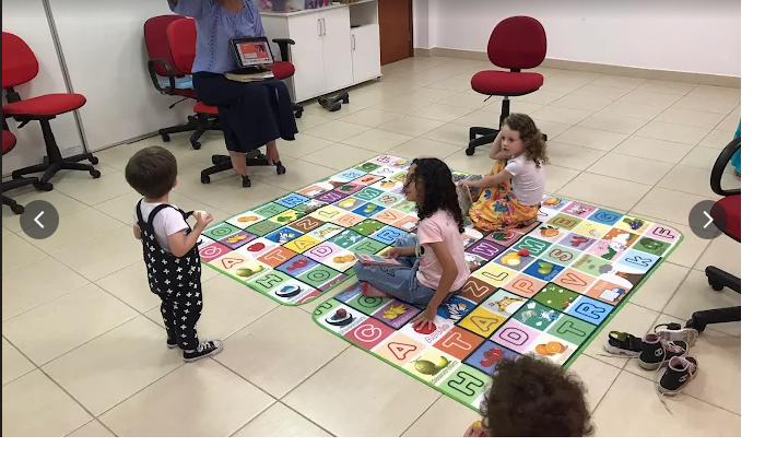 Crianças no ministério infantil da YAH Church