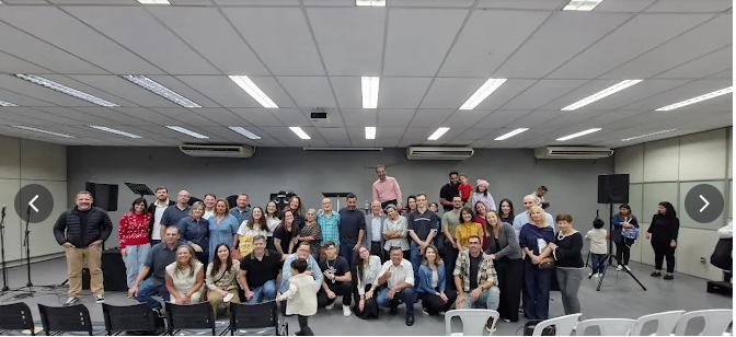Igreja reunida no culto de oração